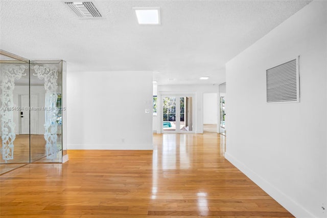 4 of 49 - 2020 Nw 33rd Ct, Oakland Park, FL