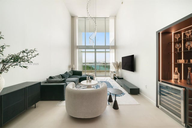 2 of 31 - 900 Biscayne Blvd 905, Miami, FL