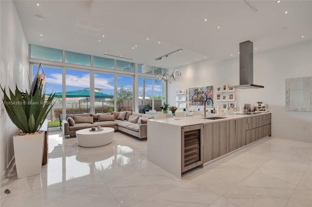 1 of 33 - 3750 Yacht Club Dr Th2, Aventura, FL