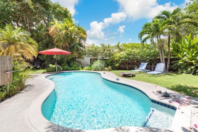 855 Ne 111th St, Biscayne Park