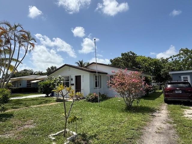 1 of 39 - 2711 Dewey St, Hollywood, FL