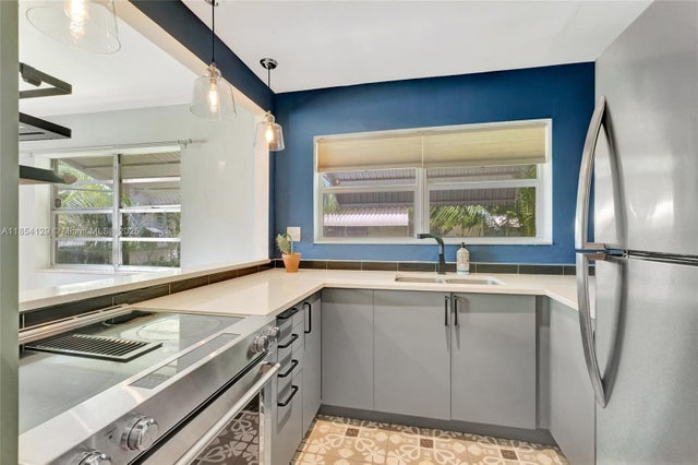 5 of 16 - 517 S 19th Ave, Hollywood, FL