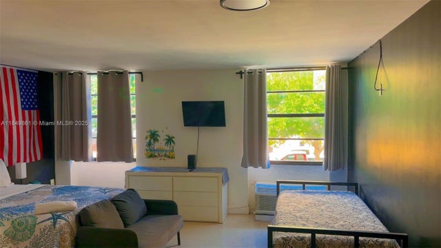 5 of 10 - 710 S Washington Ave 209, Miami Beach, FL