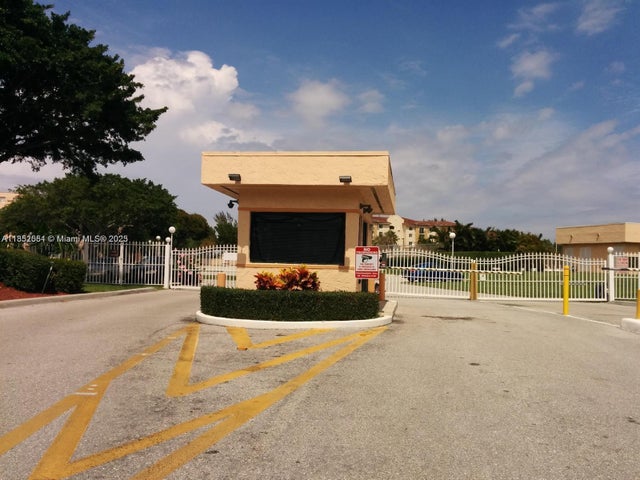 3 of 11 - 480 Executive Center Dr 3c, West Palm Beach, FL