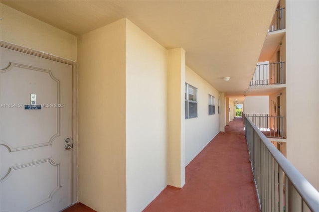 3 of 41 - 3524 Via Poinciana 302, Lake Worth, FL