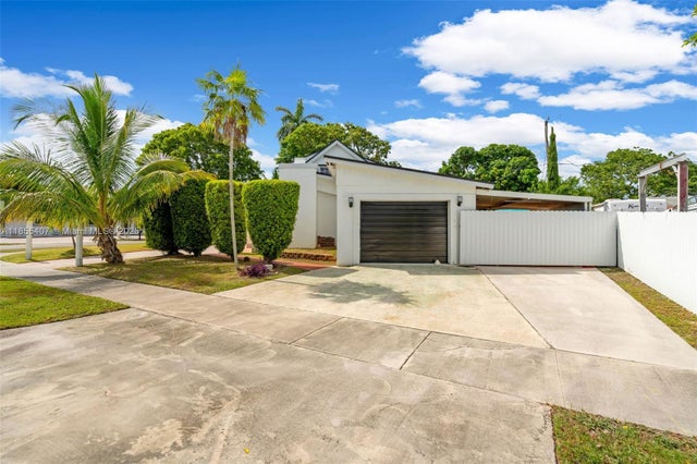 2 of 37 - 17881 Sw 112th Pl, Miami, FL