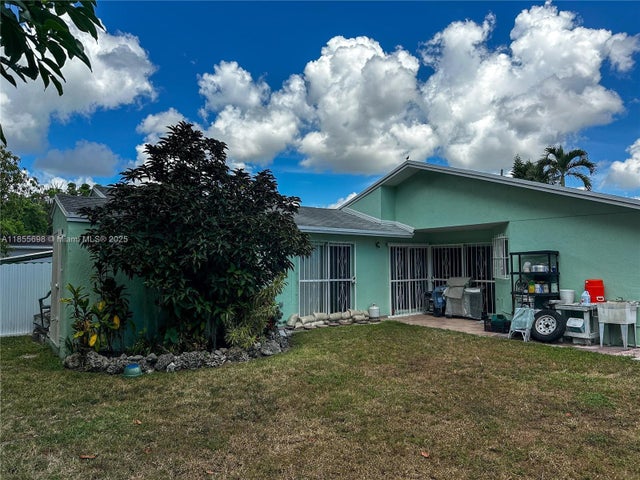 4 of 5 - 11942 Sw 210th St, Miami, FL