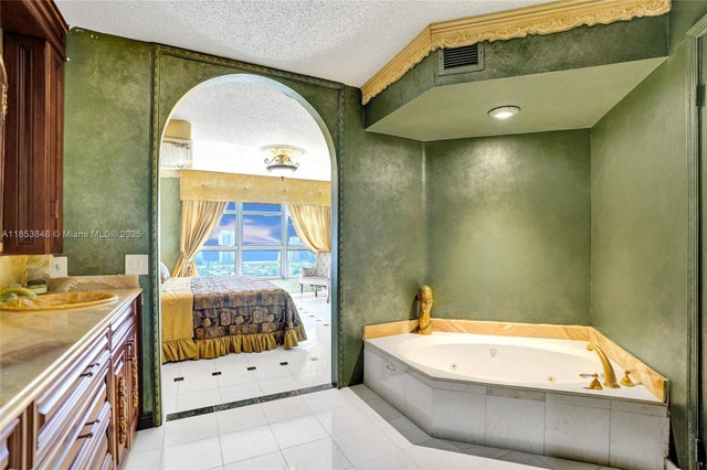 4 of 41 - 3530 Mystic Pointe Dr 2915, Aventura, FL