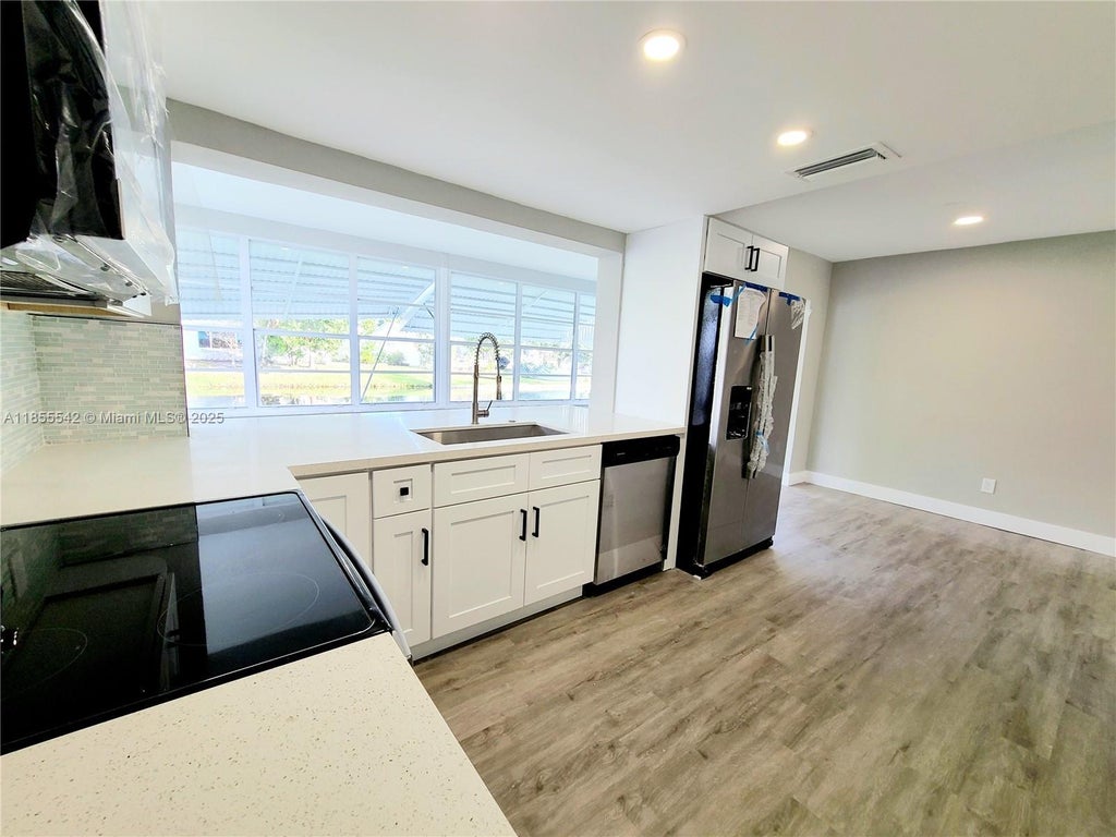 4230 Nw 52nd Ave, Lauderdale Lakes