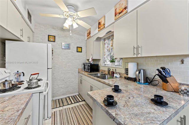 4 of 22 - 2320 Jackson St 6, Hollywood, FL