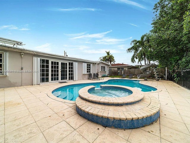 2340 Ne 192nd St, Miami