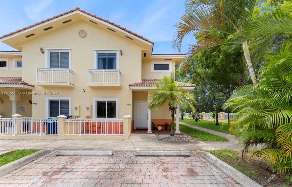 7423 Nw 182nd St, Hialeah