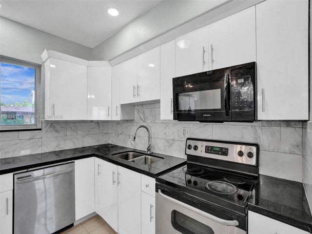4 of 14 - 3431 Jackson Blvd, Fort Lauderdale, FL