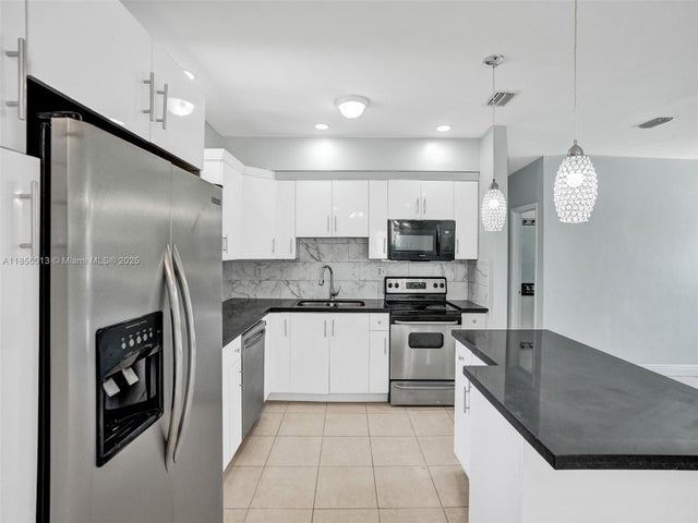 5 of 14 - 3431 Jackson Blvd, Fort Lauderdale, FL