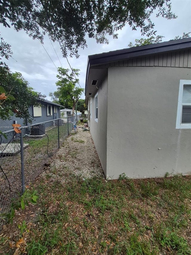 3 of 4 - 2831 Nw 14th Ct, Fort Lauderdale, FL
