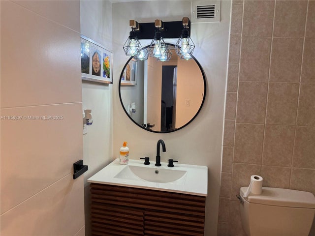 4 of 7 - 16919 N Bay Rd 710, Sunny Isles Beach, FL