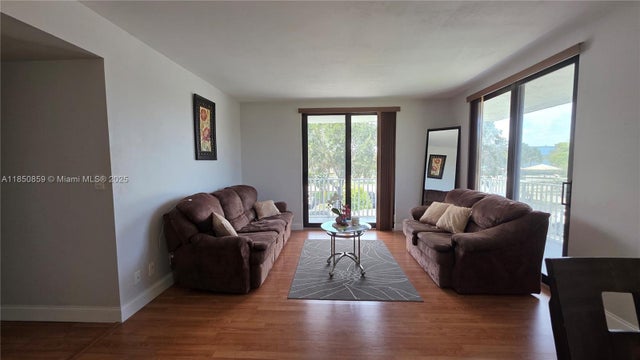 1 of 46 - 901 Hillcrest Dr 215, Hollywood, FL