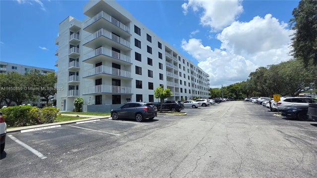 2 of 46 - 901 Hillcrest Dr 215, Hollywood, FL