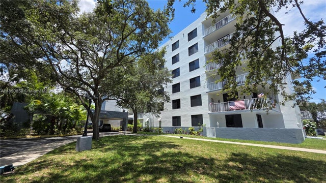 3 of 46 - 901 Hillcrest Dr 215, Hollywood, FL