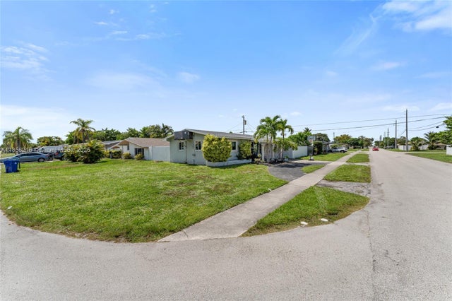 2 of 22 - 2020 De Soto Dr, Miramar, FL