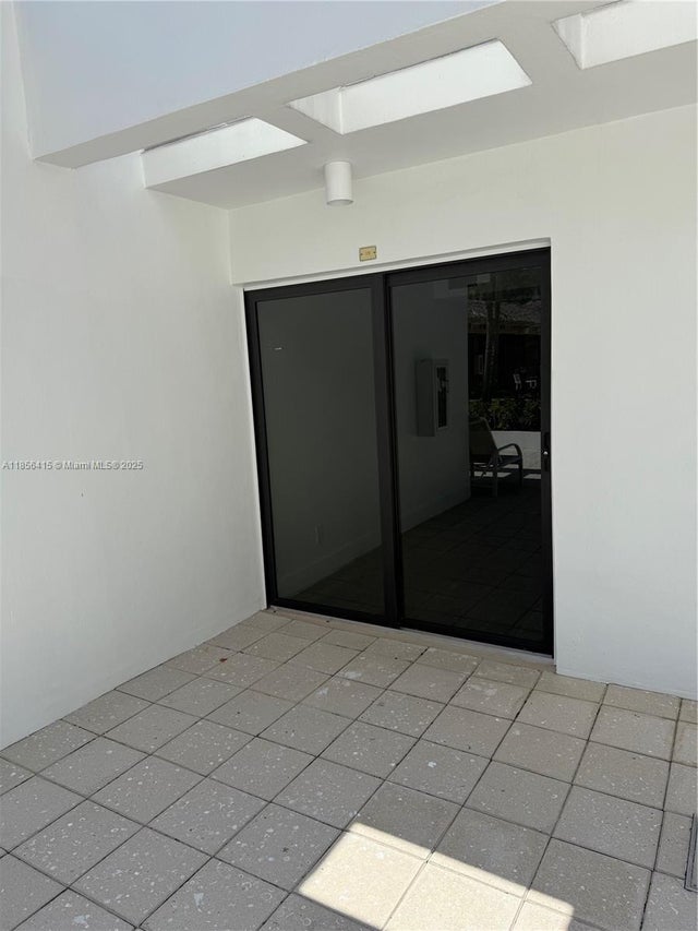1 of 5 - 20281 E Country Club Dr Cab19, Aventura, FL
