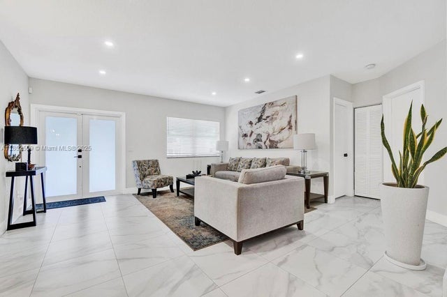 5 of 38 - 6470 Sw 27th St, Miami, FL