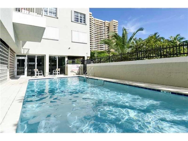 4 of 18 - 2600 Collins Ave 309, Miami Beach, FL
