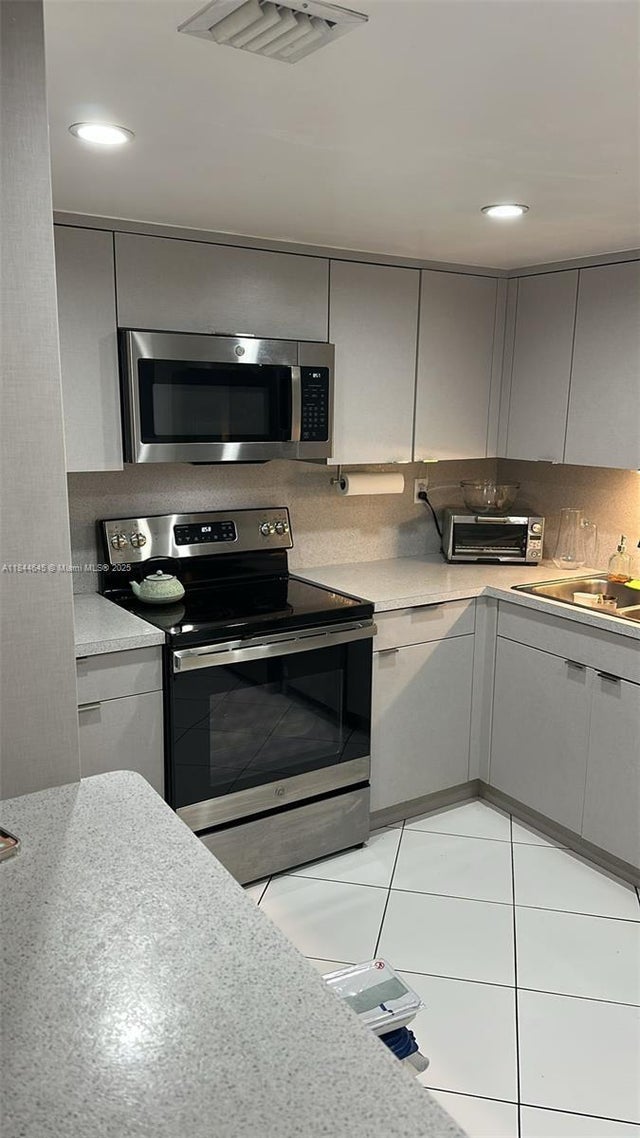 5 of 18 - 2600 Collins Ave 309, Miami Beach, FL