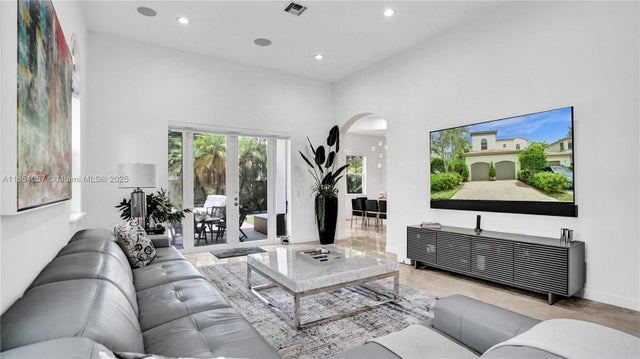 3 of 72 - 822 E Spinnaker Dr E, Hollywood, FL