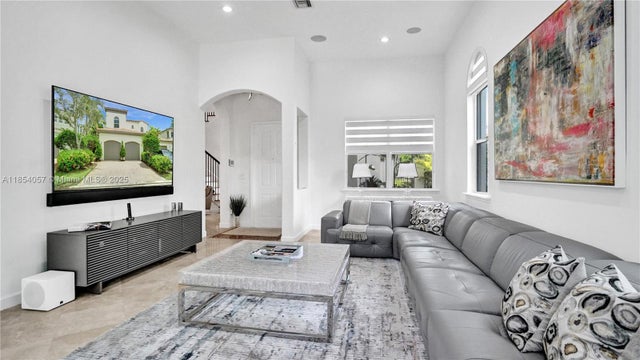 4 of 72 - 822 E Spinnaker Dr E, Hollywood, FL