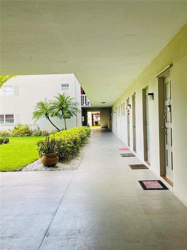 3 of 21 - 1000 Hillcrest Ct. 111, Hollywood, FL