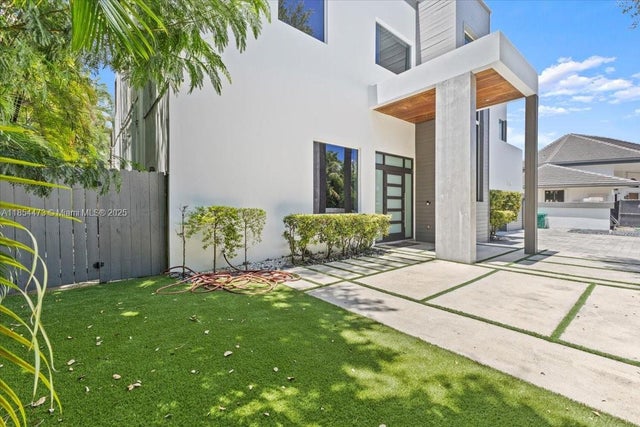 3 of 39 - 19914 Ne 19th Ct, Miami, FL