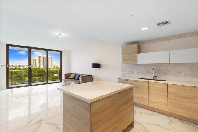 3 of 11 - 16385 Biscayne Blvd 805, North Miami Beach, FL