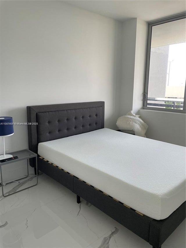 5 of 11 - 16385 Biscayne Blvd 805, North Miami Beach, FL