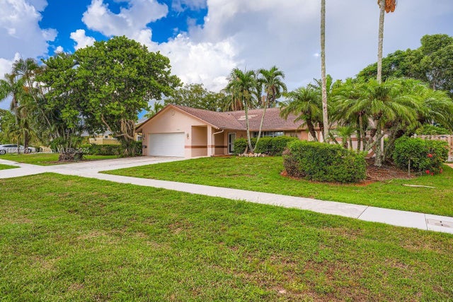 2 of 28 - 836 Blueberry Dr, Wellington, FL