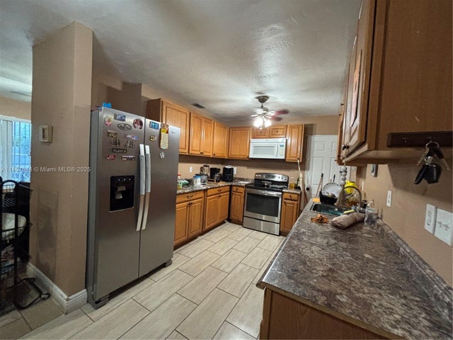 4 of 5 - 6461 Park St, Hollywood, FL