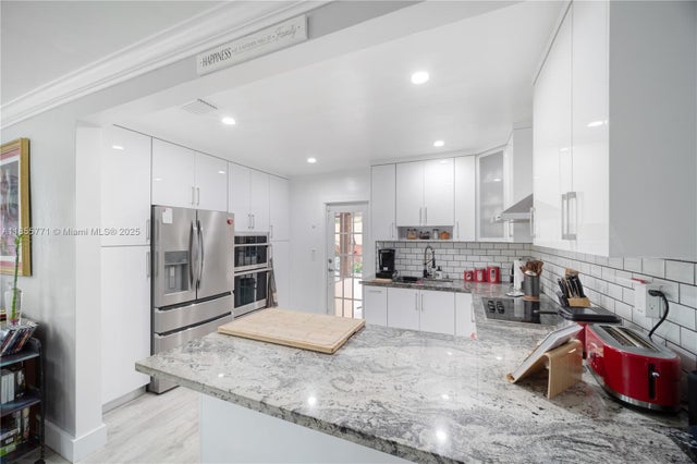 5 of 33 - 3715 Sw 29th St, Miami, FL