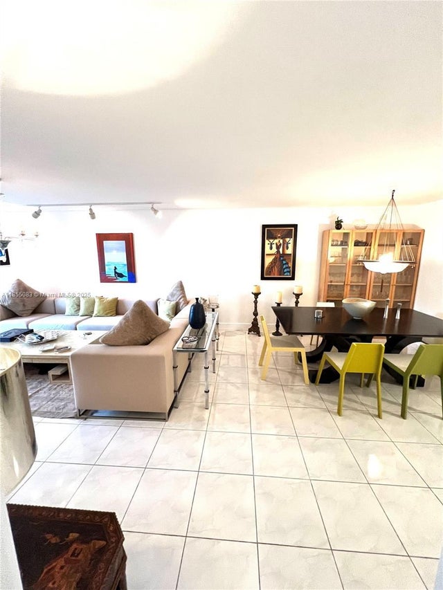 2 of 19 - 408 Lakeview Dr 102, Weston, FL