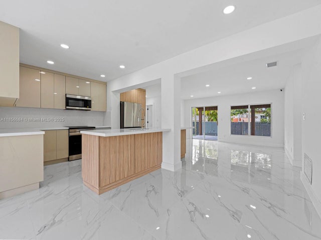 5 of 41 - 6820 Sw 28th Ter, Miami, FL