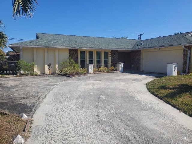 2 of 4 - 900 S Mangonia Cir, West Palm Beach, FL