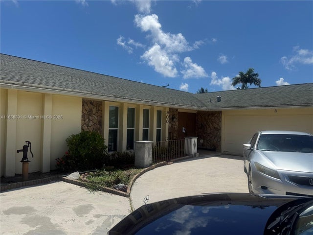 3 of 4 - 900 S Mangonia Cir, West Palm Beach, FL