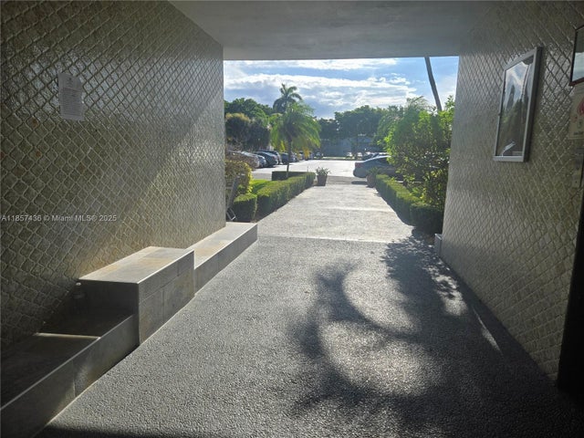 2 of 30 - 1001 Hillcrest Ct 302, Hollywood, FL