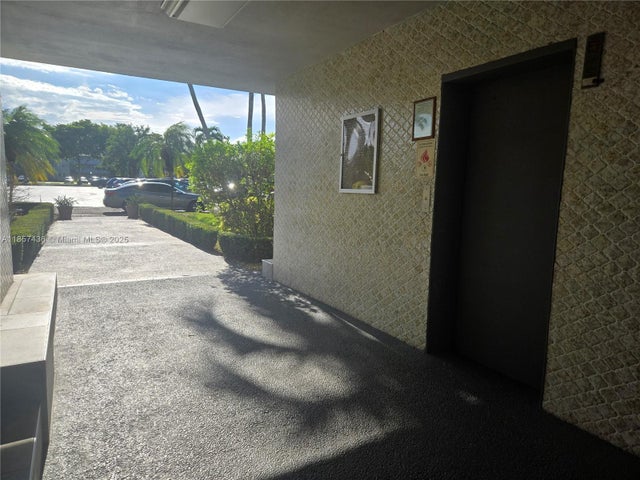 3 of 30 - 1001 Hillcrest Ct 302, Hollywood, FL