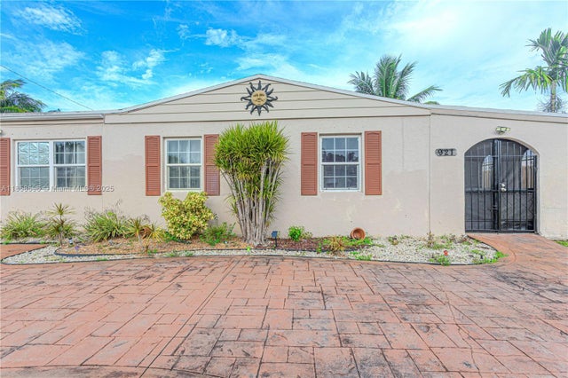 3 of 47 - 921 N 31st Ct, Hollywood, FL