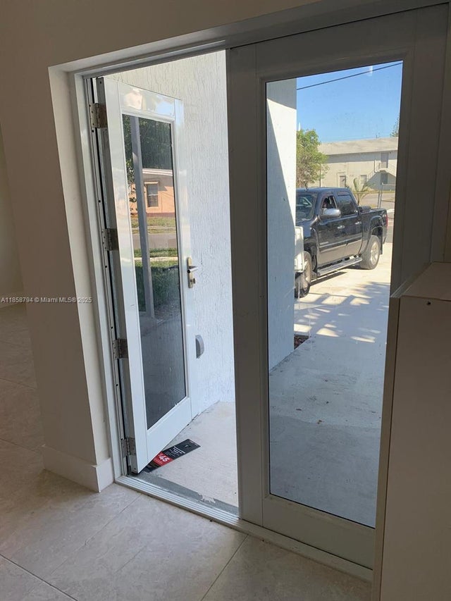 4 of 19 - 14 Sw 7th Ave, Dania Beach, FL