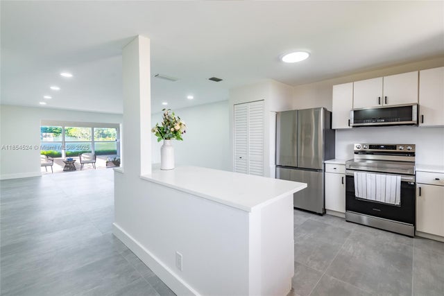 2 of 44 - 604 Laconia Cir B, Lake Worth, FL