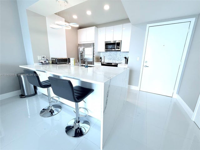 2 of 40 - 951 Brickell Ave 3402, Miami, FL