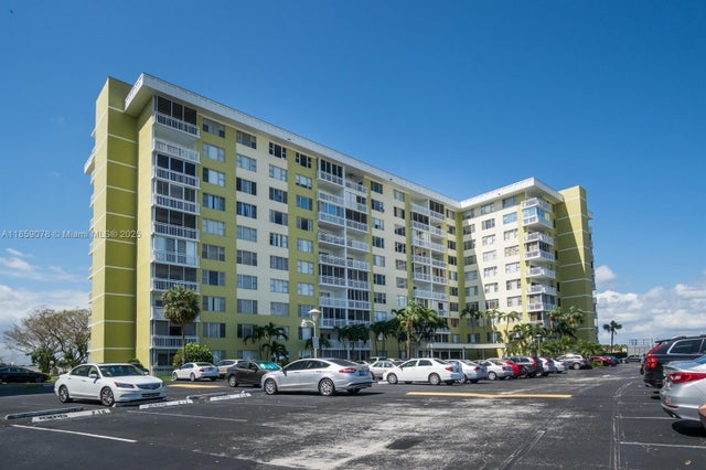 1 of 18 - 4400 Hillcrest Dr 520c, Hollywood, FL