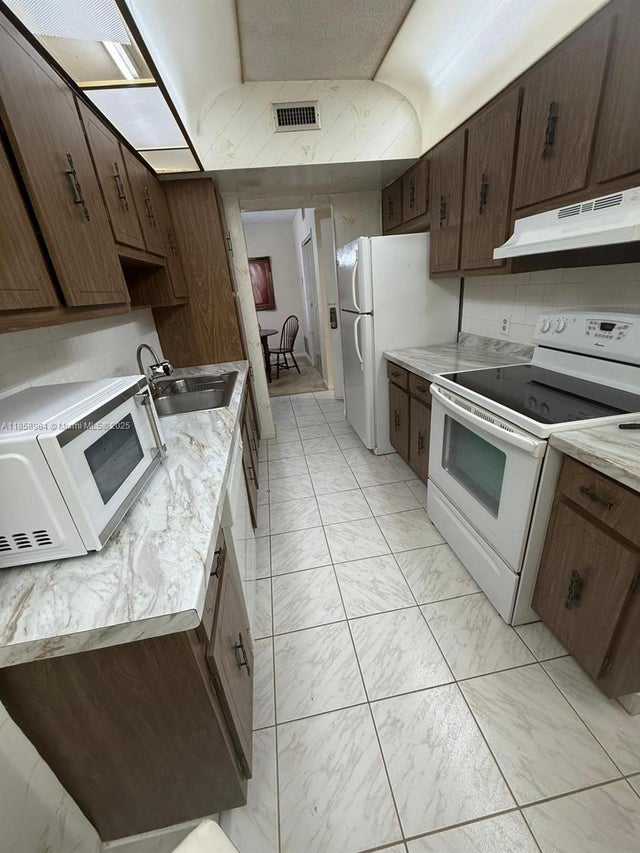 2 of 12 - 4200 Hillcrest Dr 206, Hollywood, FL