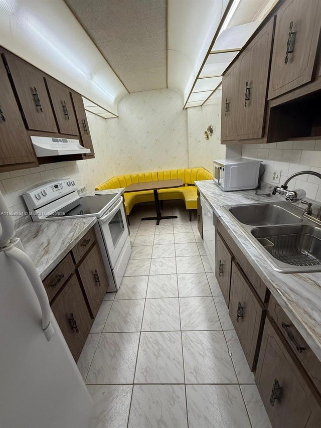 3 of 12 - 4200 Hillcrest Dr 206, Hollywood, FL